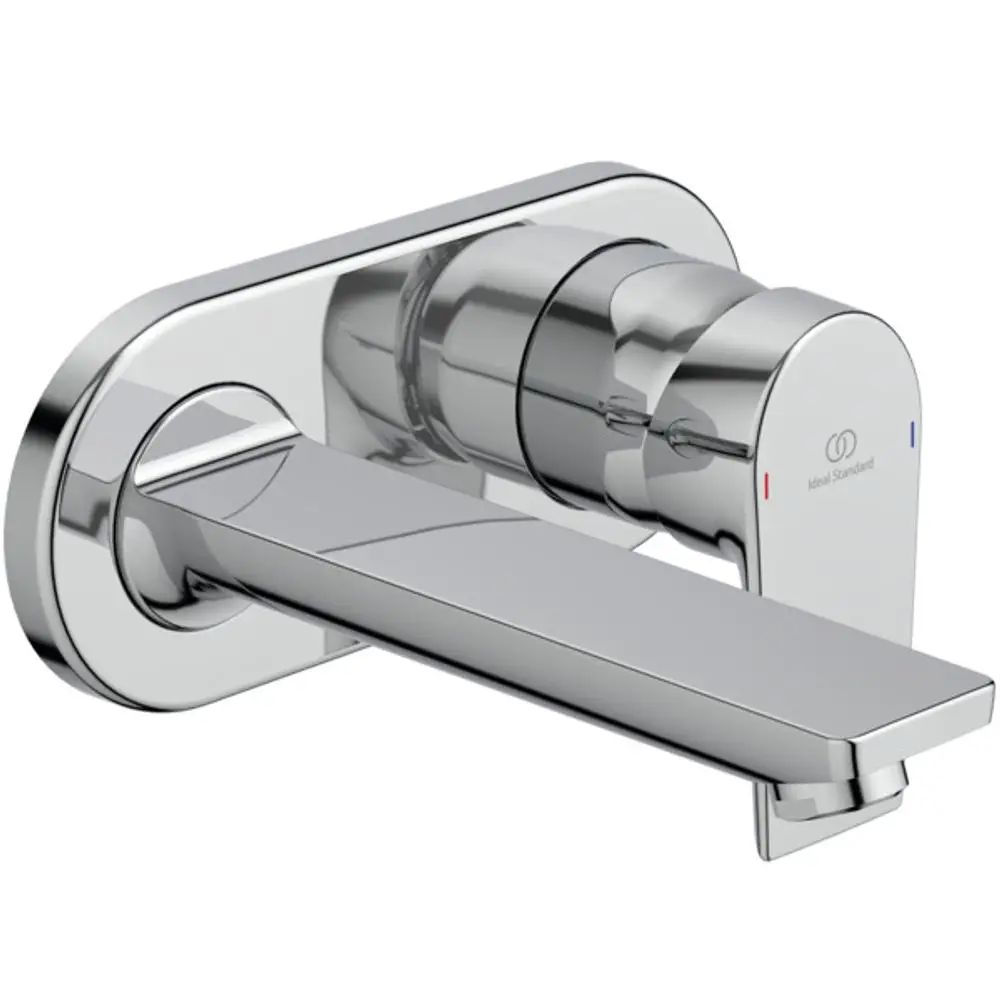 Wandarmatur in Chrom von Ideal Standard, mit einem schmalen, flachen Auslauf und einem Bedienteil zur Steuerung von Wasserfluss und Temperatur.